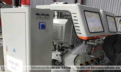 máy cắt nhôm xingfa tích hợp cắt ke 1