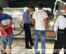 Khách hàng tới mua máy làm cửa nhôm